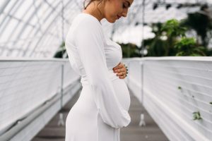 greenhouse-maternity-shoot_t20_pYJNXk